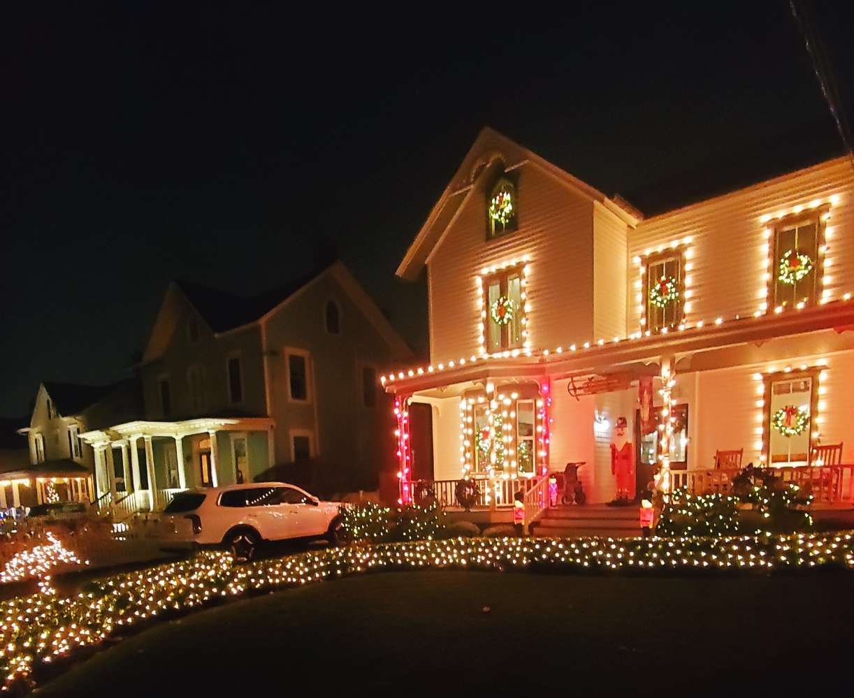 Annual Holiday Home Decorating Contest Sign Up